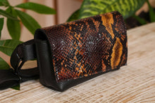 Încărcați imaginea în vizualizatorul Galeriei, Geantă de talie din piele
