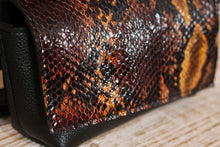 Încărcați imaginea în vizualizatorul Galeriei, Geantă de talie din piele