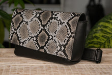 Încărcați imaginea în vizualizatorul Galeriei, Geantă de talie din piele