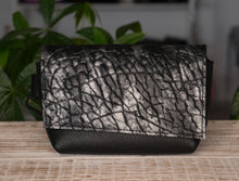 Încărcați imaginea în vizualizatorul Galeriei, Geantă de talie din piele