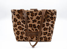 Încărcați imaginea în vizualizatorul Galeriei, Geantă cu imprimeu leopard și bretea din piele maro, pe fundal alb.