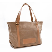 Încărcați imaginea în vizualizatorul Galeriei, Geantă maro cu detalii bej pe fundal alb.