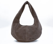 Încărcați imaginea în vizualizatorul Galeriei, Geantă maro din piele întoarsă pe fundal alb.