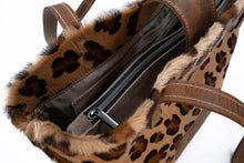 Încărcați imaginea în vizualizatorul Galeriei, Geantă cu imprimeu leopard și fermoar, pe fundal alb.