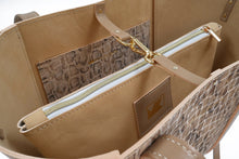 Încărcați imaginea în vizualizatorul Galeriei, Geanta piele dama bej, tote bag din piele naturala, fotografie detaliu apropiat pe textura si finisaje