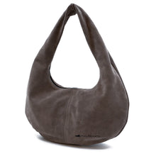 Încărcați imaginea în vizualizatorul Galeriei, Geantă maro din piele pe fundal alb.