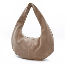 Load image into Gallery viewer, Geantă bei din piele pe fundal alb.