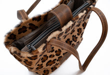 Încărcați imaginea în vizualizatorul Galeriei, Geantă cu imprimeu leopard și detalii din piele maro, pe fundal alb.