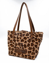 Încărcați imaginea în vizualizatorul Galeriei, Geantă cu imprimeu leopard și bretea din piele maro, pe fundal alb.