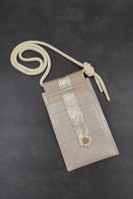 Încărcați imaginea în vizualizatorul Galeriei, Suport din piele pentru telefon și card