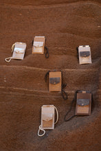 Încărcați imaginea în vizualizatorul Galeriei, Suport din piele pentru telefon și card