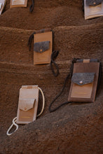 Încărcați imaginea în vizualizatorul Galeriei, Suport din piele pentru telefon și card
