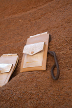 Încărcați imaginea în vizualizatorul Galeriei, Suport din piele pentru telefon și card