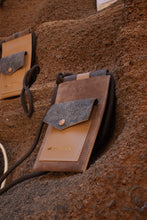 Încărcați imaginea în vizualizatorul Galeriei, Suport din piele pentru telefon și card