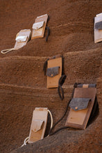 Încărcați imaginea în vizualizatorul Galeriei, Suport din piele pentru telefon și card