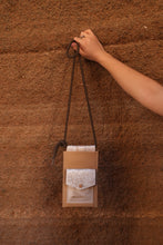 Încărcați imaginea în vizualizatorul Galeriei, Suport din piele pentru telefon și card