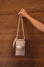 Încărcați imaginea în vizualizatorul Galeriei, Suport din piele pentru telefon și card