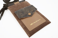 Încărcați imaginea în vizualizatorul Galeriei, Suport din piele pentru telefon și card