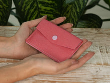 Încărcați imaginea în vizualizatorul Galeriei, Suport de card din piele