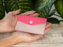 Încărcați imaginea în vizualizatorul Galeriei, Suport de card din piele