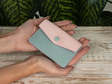 Încărcați imaginea în vizualizatorul Galeriei, Suport de card din piele