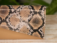 Încărcați imaginea în vizualizatorul Galeriei, Poșetă din piele