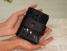 Încărcați imaginea în vizualizatorul Galeriei, Portofel din piele