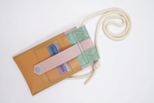 Încărcați imaginea în vizualizatorul Galeriei, Suport din piele pentru telefon și card