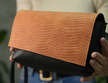 Încărcați imaginea în vizualizatorul Galeriei, Geantă de talie din piele