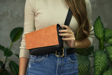 Încărcați imaginea în vizualizatorul Galeriei, Geantă de talie din piele