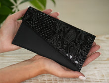 Kép betöltése a galériamegjelenítőbe: Portofel piele dama slim negru, portofel piele minimalist, fotografie in mana