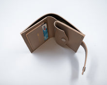 Încărcați imaginea în vizualizatorul Galeriei, Vedere interior portofel gri din piele naturală, cu spații multiple pentru carduri și bani.