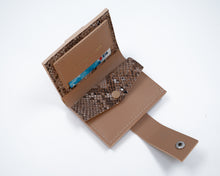 Load image into Gallery viewer, Interiorul portofelului maro din piele naturală, cu detalii de piele de șarpe și compartimente pentru carduri și bani.