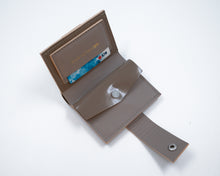 Încărcați imaginea în vizualizatorul Galeriei, Interiorul portofelului gri din piele naturală, cu compartimente organizate