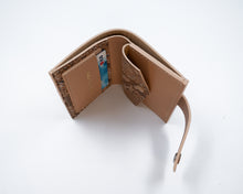 Load image into Gallery viewer, Vedere din interior a portofelului maro din piele naturală, cu inserții de piele de șarpe și organizare practică pentru carduri și bancnote.