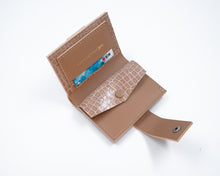 Încărcați imaginea în vizualizatorul Galeriei, Interiorul portofelului din piele bej cu accente roz, cu compartimente multiple pentru carduri și bancnote, design practic și elegant.