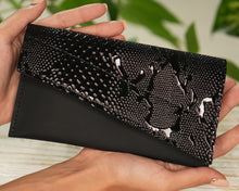 Kép betöltése a galériamegjelenítőbe: Portofel piele dama negru texturat, portofel minimalist, exterior detalii