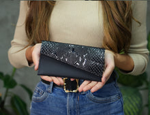 Încărcați imaginea în vizualizatorul Galeriei, Portofel piele dama negru texturat, portofel minimalist, tinut in mana, elegant si practic