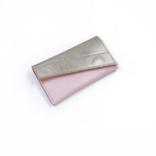 Încărcați imaginea în vizualizatorul Galeriei, Portofel bicolor cu secțiunea superioară metalică aurie și partea inferioară roz, pe fundal alb.