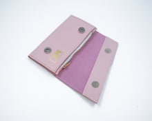 Încărcați imaginea în vizualizatorul Galeriei, Portofel roz cu logo auriu, pe fundal alb.