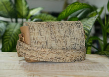 Încărcați imaginea în vizualizatorul Galeriei, CrossBody