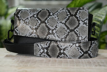 Încărcați imaginea în vizualizatorul Galeriei, CrossBody