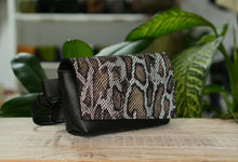 Încărcați imaginea în vizualizatorul Galeriei, Geantă de talie din piele