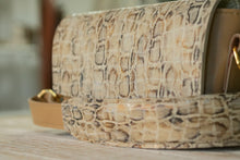 Încărcați imaginea în vizualizatorul Galeriei, CrossBody