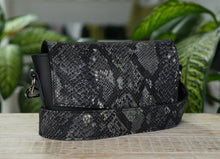 Încărcați imaginea în vizualizatorul Galeriei, CrossBody