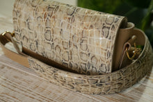 Încărcați imaginea în vizualizatorul Galeriei, CrossBody