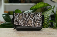 Încărcați imaginea în vizualizatorul Galeriei, Geantă de talie din piele