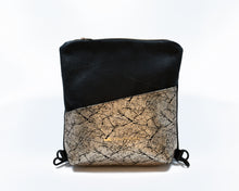 Kép betöltése a galériamegjelenítőbe: Rucsac din piele prevăzut cu un buzunar frontal metalizat auriu.