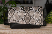 Încărcați imaginea în vizualizatorul Galeriei, Geantă de talie din piele