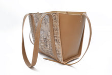 Încărcați imaginea în vizualizatorul Galeriei, tote bag piele naturala bej, geanta piele dama, fotografie laterala